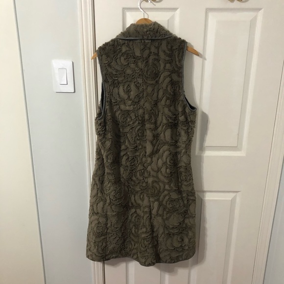 Altar’d State Dusty Olive faux fur vest cardigan - Picture 4 of 5
